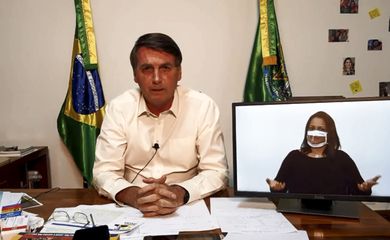 O presidente Jair Bolsonaro durante transmissão em rede social.