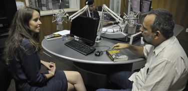 Jornalista Isabela Azevedo entrevista biógrafo Carlos Marcelo