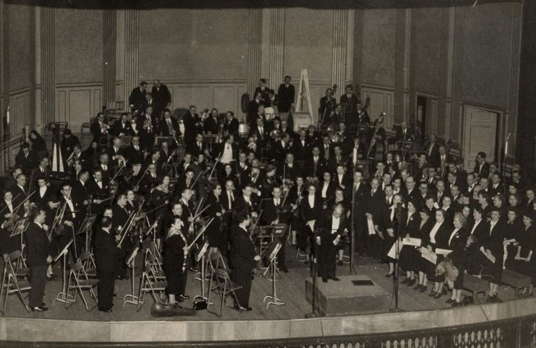 Villa-Lobos em Paris, na apresentação de ‘Descobrimento do Brasil’, com a Orquestra Nacional e o Coro da Radiodifusão Francesa. Imagem de 28 de fevereiro de 1952.