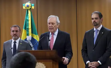 Brasília (DF), 19/05/2025 - O ministro da Justiça e Segurança Pública, Ricardo Lewandowski (c), e o diretor-geral da Polícia Federal - PF, Andrei Rodrigues (e) e o secretário-geral da Interpol, Valdecy Urquiza, durante entrevista coletiva para falar da prisão de Marcos Roberto de Almeida, ocorrida na Bolívia na sexta-feira (16). Conhecido como Tuta, ele é vinculado à organização criminosa PCC. Foto: Antonio Cruz/Agência Brasil