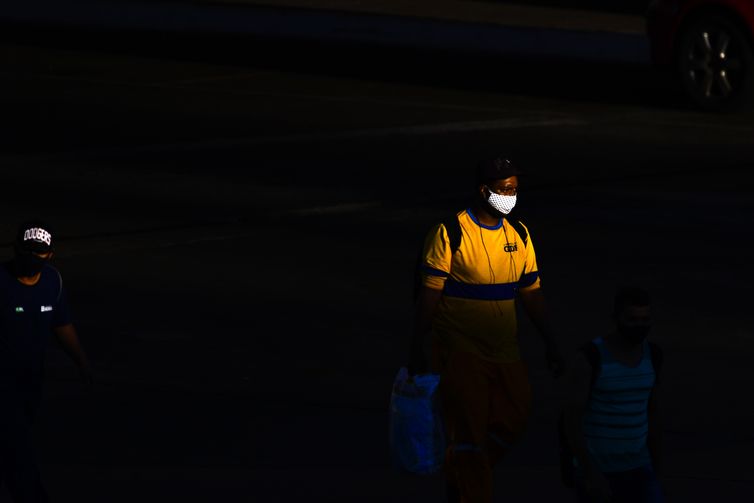 O uso de máscaras como medida de prevenção contra o coronavírus é obrigatório no Distrito Federal desde o dia 30 de abril
