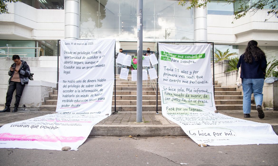 Rio de Janeiro – 04/04/2025 Movimento sociais e organizações que defendem os direitos das mulheres no Equador pressionam a Corte Constitucional do país para que o aborto deixe de ser considerado crime. Divulgação/ Trenza Gestora Comunicacional, Justa Libertad