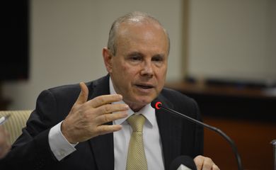 O ministro da Fazenda, Guido Mantega, durante anúncio de medidas econômicas a serem adotadas pelo governo federal (José Cruz/Agência Brasil)