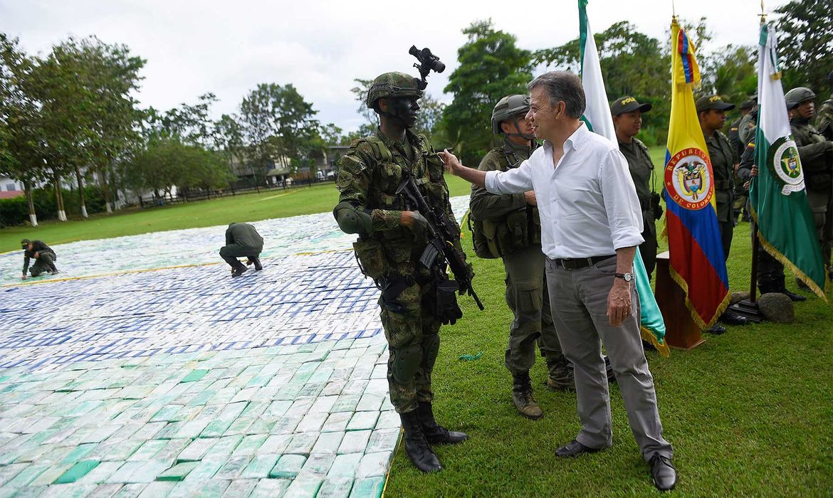 Presidente da Colômbia Juan Manuel Santos em Urabá, durante apreensão recorde de 12 toneladas de cocaína