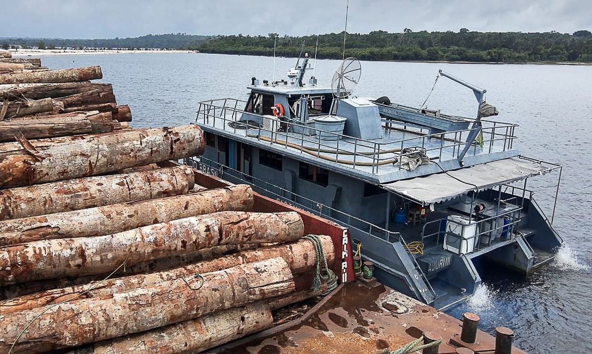 Os militares da Capitania Fluvial de Santarém (CFS) abordaram, no fim da tarde dessa segunda-feira (28), outro comboio que transportava toras de madeira extraídas da região. Uma equipe de Inspeção Naval da CFS desconfiou de uma embarcação que