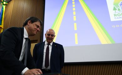 Os ministros da Infraestrutura, Tarcísio Gomes de Freitas, e do Desenvolvimento Social, Osmar Terra, participam do lançamento do programa Roda Bem Caminhoneiro