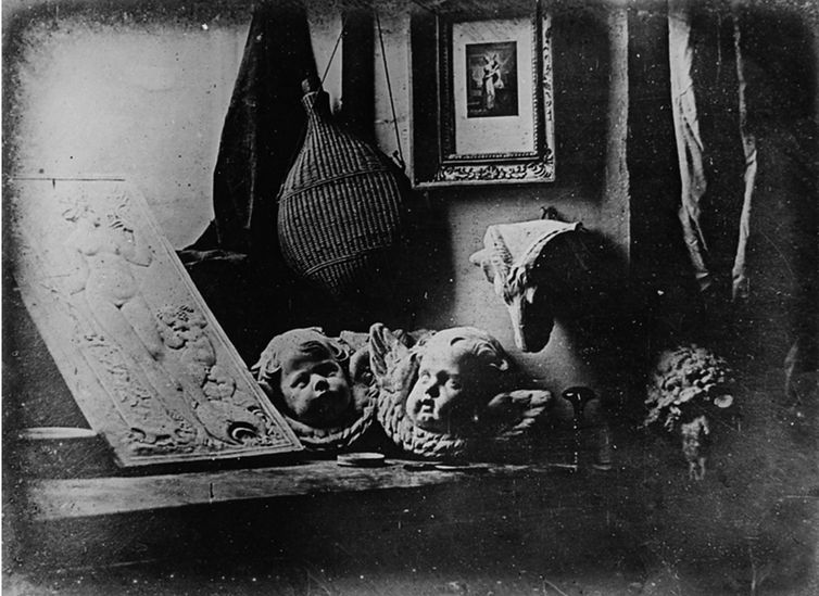 Fotografia ou daguerreotipo de uma natureza-morta feita pelo francês Jacques Mandé Daguérre em 1837 em seu atelier