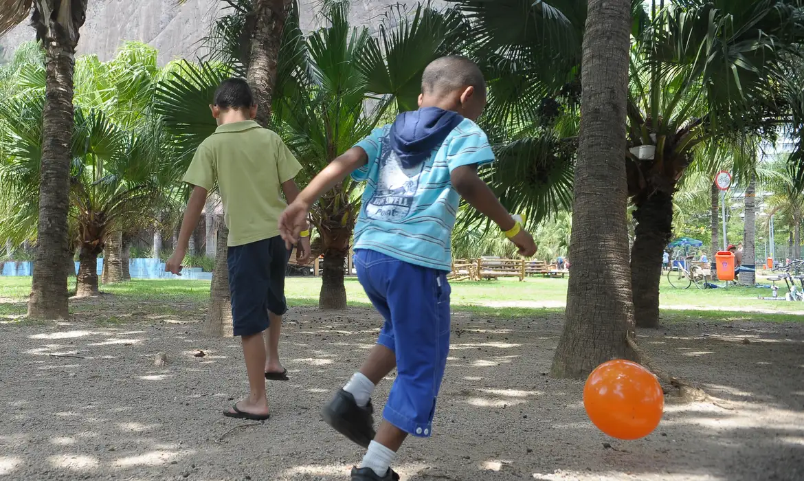 Rio de Janeiro - Cerca de 50 crianças de abrigos da prefeitura do Rio de Janeiro comemoraram antecipadamente o Dia da Criança com um piquenique hoje (10) na Lagoa Rodrigo de Freitas (Tânia Rêgo/Agência Brasil)