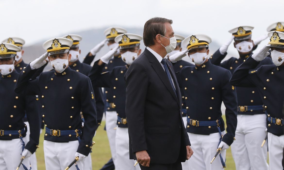 O presidente da República Jair Bolsonaro, participa  da cerimônia de juramento à bandeira e entrega de Espadins da turma Almirante Bosisio na Escola Naval