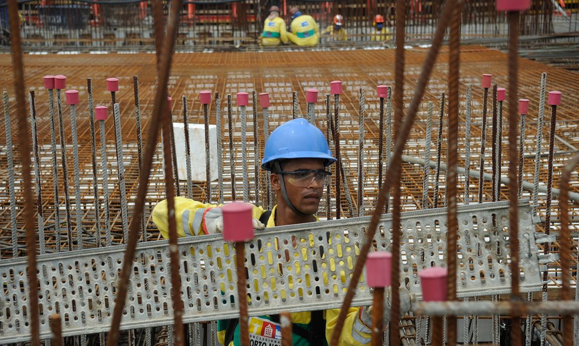 Rio de Janeiro - O prefeito Eduardo Paes visita o canteiro de obras do Museu do Amanhã, em construção no Pier Mauá, zona portuária do Rio (Tânia Rêgo/Agência Brasil)