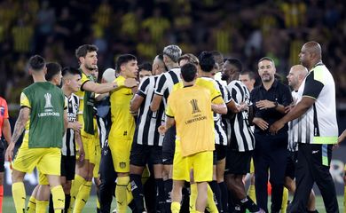 Soccer Football - Copa Libertadores - Semi Final - First leg - Botafogo v Penarol - Estadio Nilton Santos, Rio de Janeiro, Brazil - October 23, 2024
Players clash after the match Reuters/Ricardo Moraes/Proibida reprodução