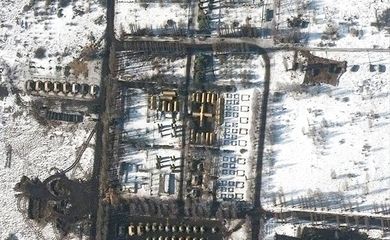 Uma imagem de satélite mostra uma nova implantação, apoio material e tropas, perto de Belgorod, Rússia,