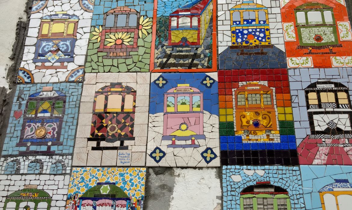 Rio de Janeiro - Mosaicos que homenageiam o bondinho de Santa Teresa foram instalados hoje em uma casa do bairro carioca