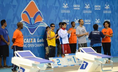 Rio de Janeiro - Kimura Keiichi, do Japão, Urbano Herrera, da Colômbia, e o brasileiro Marcio dos Santos no pódio dos 100 metros nado peito do evento-teste de natação paralímpica no Estádio Aquático (Fernando Frazão/Agência Brasil)