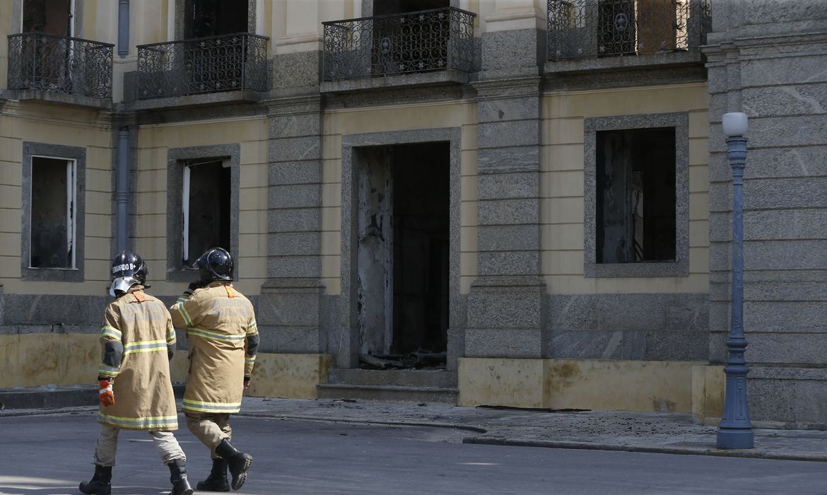 Bombeiros e Defesa Civil trabalham após incêndio no Museu Nacional, na Quinta da Boa Vista, na zona norte do Rio.