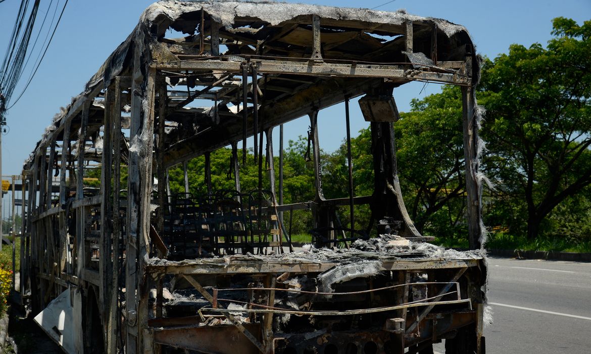 Rio de Janeiro (RJ), 14/08/2024 - Foto titada em  24/10/2023 – Carcaça de ônibus incendiado na Avenida Brasil, em Santa Cruz, zona oeste da capital fluminense. Foto: Tomaz Silva/Agência Brasil