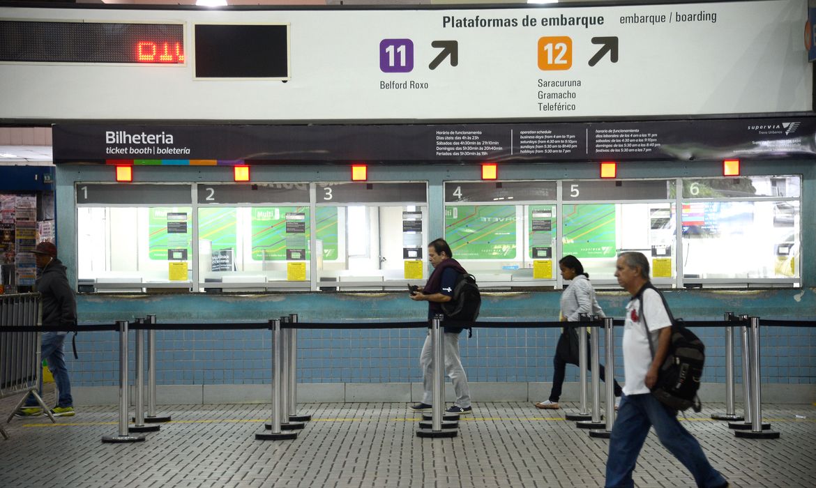 Rio de Janeiro - Movimentação de passageiros na estação de trem da Central do Brasil durante protesto contra as reformas trabalhista e da Previdência Social (Tânia Rêgo/Agência Brasil)