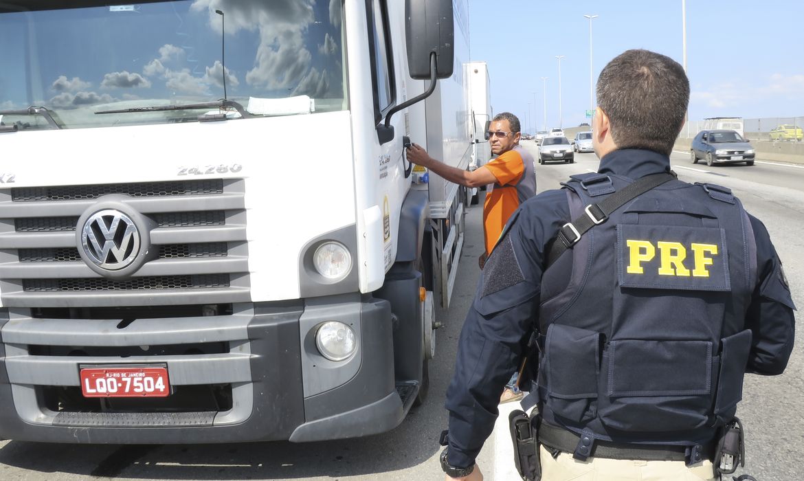 A Polícia Rodoviária Federal (PRF) determinou aos caminhoneiros que estão parados no acostamento da BR-040, em frente à Refinaria Duque de Caxias (Reduc), que retirem os caminhões. 