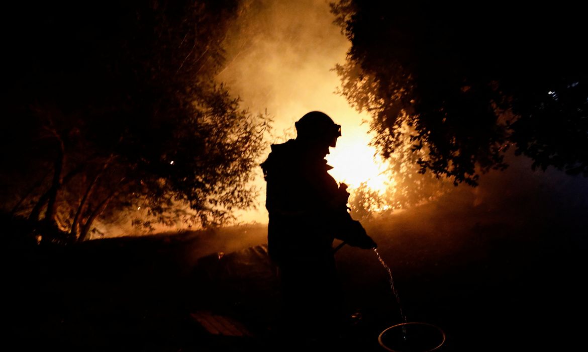 Bombeiro trabalha no combate a incêndio em Quillón, no Chile