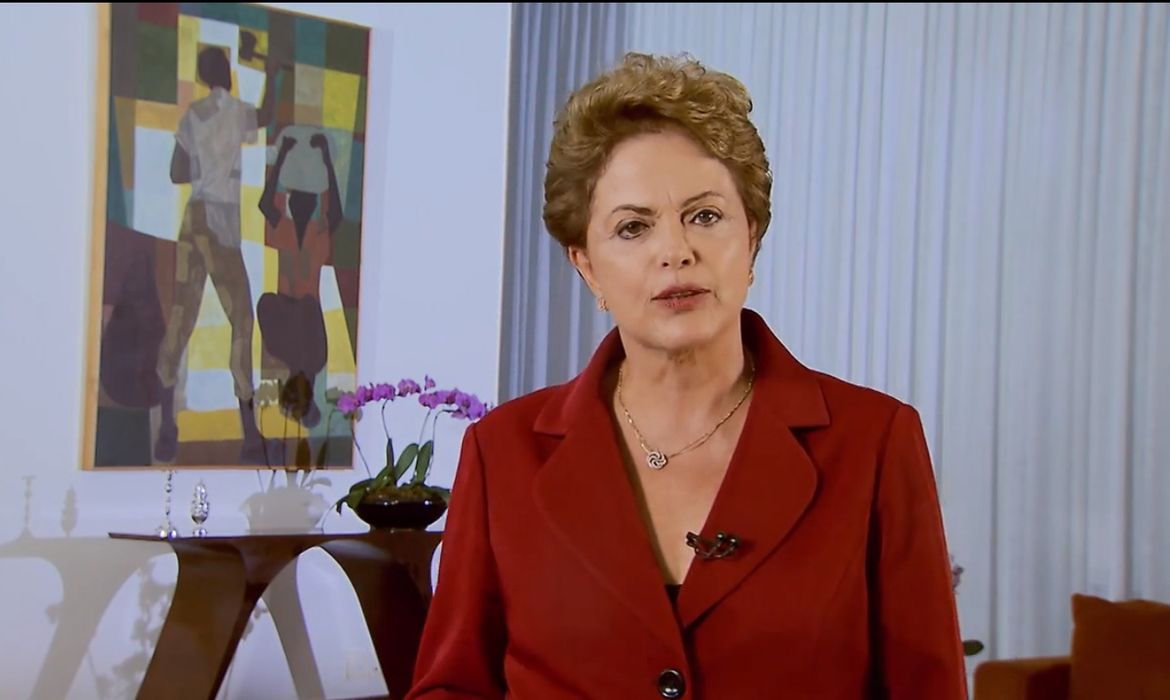 Em pronunciamento, a presidenta Dilma Rousseff cita a valorização do salário mínimo e os benefícios trabalhistas