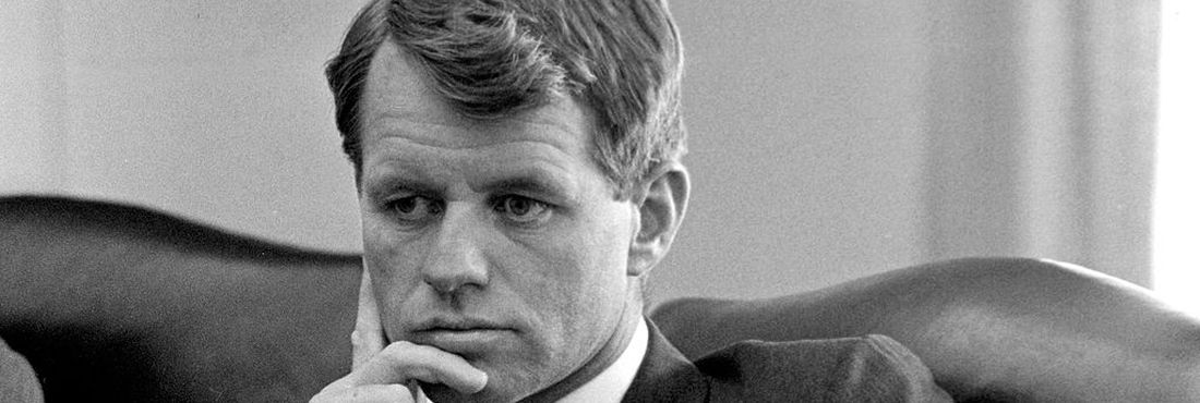 O tiro que atingiu o senador norte-americano, Bob Kennedy, foi dado logo após o discurso em que ele comemorou a vitória como indicado a concorrer à Presidência dos Estados Unidos, pelo partido Democrata.