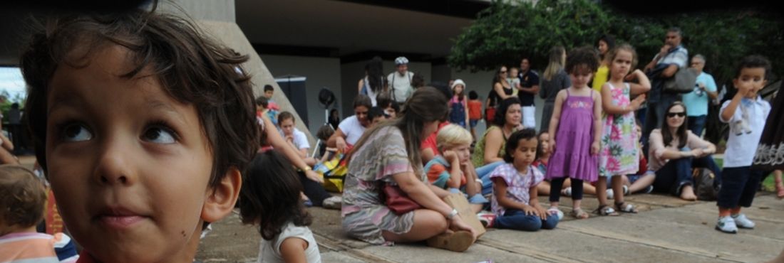 Menino participa da Feira de Troca de Livros em Brasília