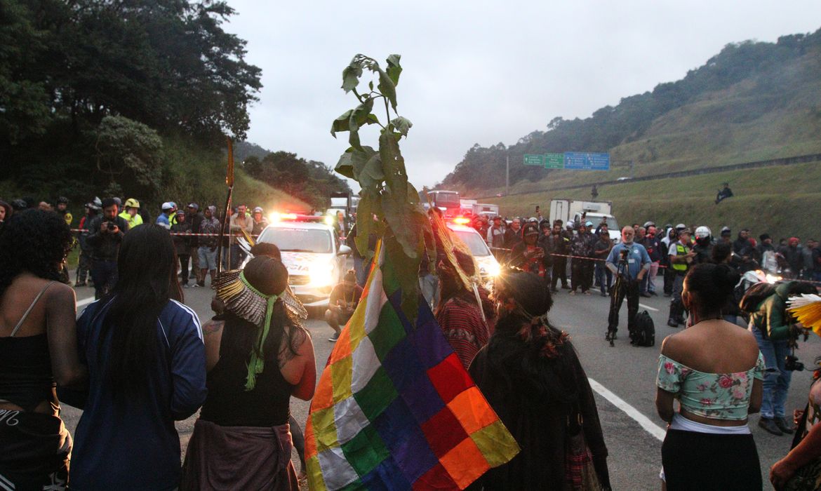 São Paulo (SP), 30/05/2023 - Interdição da rodovia Bandeirantes pelos indígenas do Jaraguá contra a PL 490 do marco temporal. Foto: Rovena Rosa/Agência Brasil