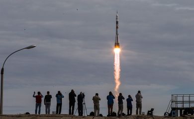 Lançamento do foguete com a nave tripulada Soyuz TMA-18M, no Cazaquistão