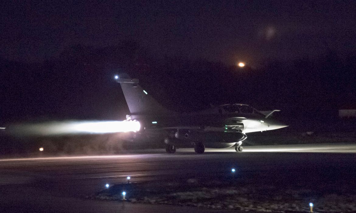 Um avião prepara para levantar voo como parte do ataque aéreo conjunto dos Estados Unidos, França e Reino Unido na Síria. Cortesia Forças Armadas Francesas/Via Reuters. Reprodução proibida.