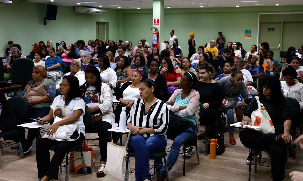 Rio de Janeiro (RJ), 06/09/2024 - Encontro das mães eleitas por processo seletivo que distribuiu 100 bolsas para mães de jovens mortos em operações policiais que irão colaborar com pesquisas na UFRJ, na Defensoria Pública do estado do Rio. A iniciativa e da Rede de Atenção a pessoas Afetadas pela Violência de Estado (RAAVE). Foto: Tânia Rêgo/Agência Brasil