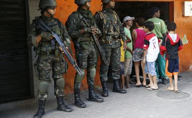 Rio de Janeiro - Forças de segurança participam de operação de  combate a confrontos entre traficantes na Rocinha (Fernando Frazão/Agência Brasil)
