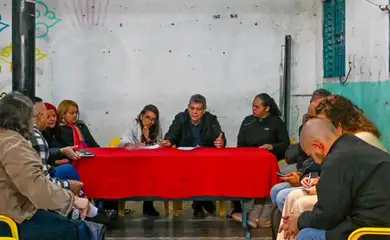 São Paulo (SP), 25/06/2025 - O ministro da Secretaria-Geral da Presidência da República, Márcio Macêdo, fala com moradores durante visita a Favela do Moinho. O ministro reuniu-se com integrantes da associação de moradores para dialogar sobre o acordo de solução habitacional para a comunidade, cujas portarias serão assinadas amanhã, dia 26, pelo presidente Luiz Inácio Lula da Silva, em cerimônia na própria favela. Foto: Ascom/SG-PR