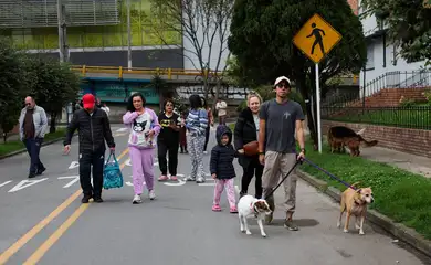 People walk on a street, in the aftermath of an earthquake, in Bogota, Colombia, June 8, 2025. Reuters/Luisa Gonzalez/Proibida reprodução