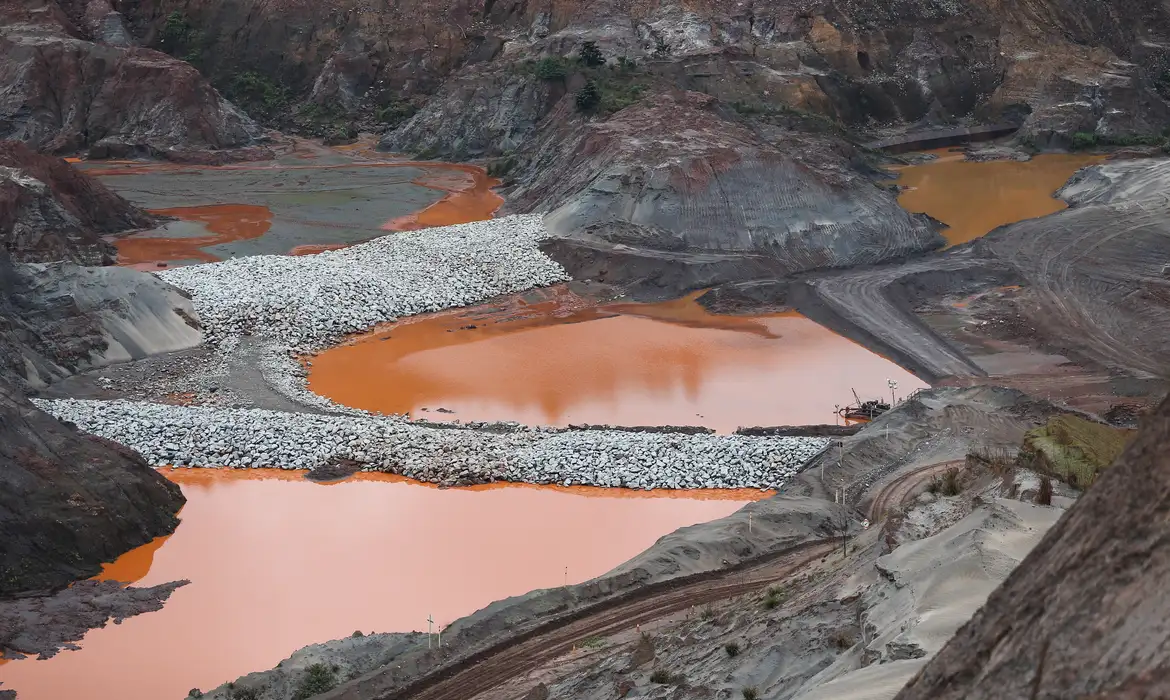 Mariana (MG) - Barragem de Fundão, operada pela mineradora Samarco, dois anos após a tragédia do rompimento da estrutura de contenção de rejeitos (José Cruz/Agência Brasil)