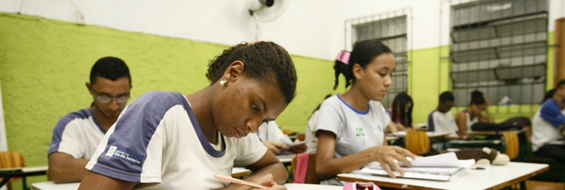 Para melhorar o desempenho dos estudantes da rede estadual do Rio de Janeiro de educação no Enem 2013, muitas escolas oferecem aulas e programas especiais para a prova.
