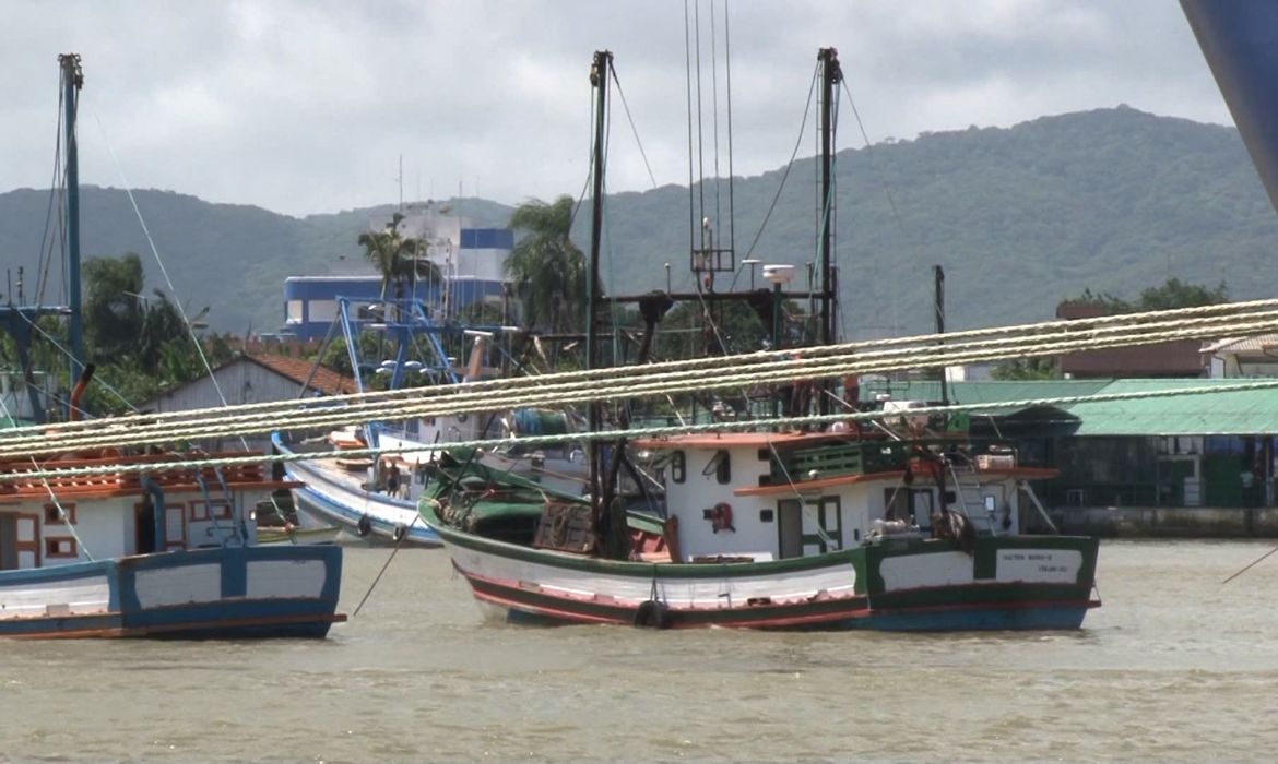Terminou o protesto de pescadores que, com seus barcos, bloqueavam o tráfego de navios pelo Rio Itajaí-Açu em Itajaí, Santa Catarina (SBT Santa Catarina/Todos Direitos Reservados)