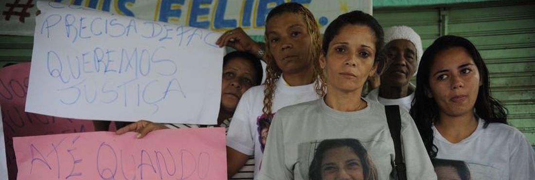 Moradores de Costa Barros, na zona norte do Rio, fazem ato em protesto à morte de crianças vítimas de bala perdida na comunidade