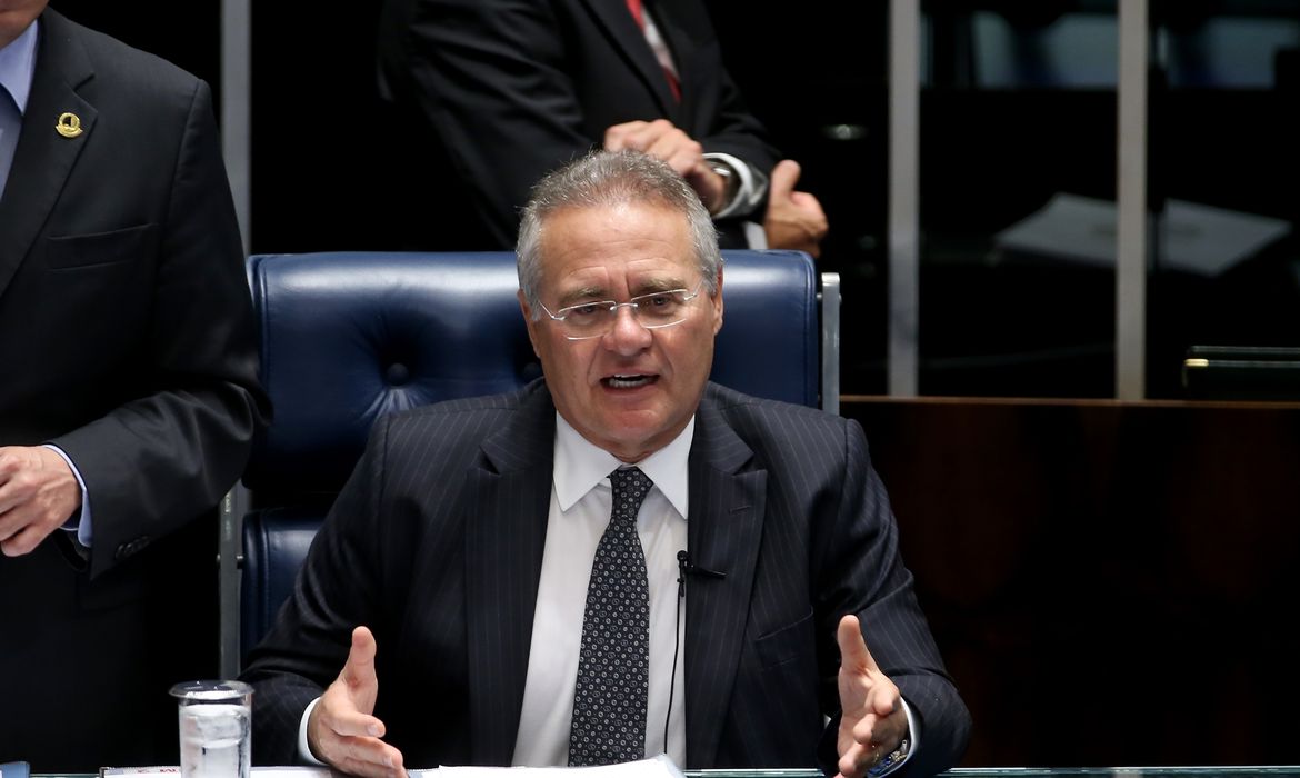 Brasília - O presidente do Senado, Renan Calheiros, durante votação da PEC que limita gastos das assembleias legislativas (Wilson Dias/Agência Brasil)