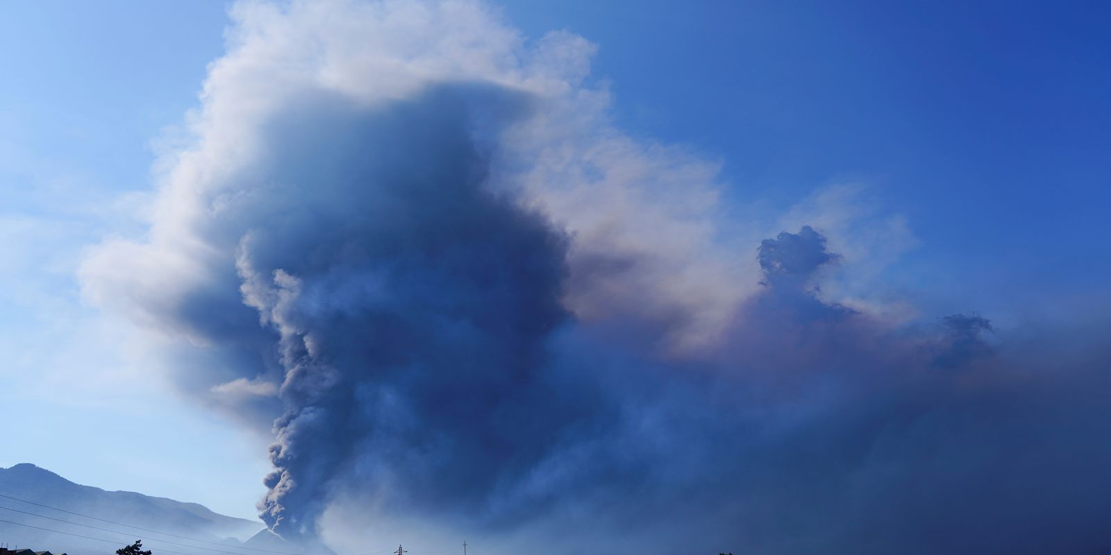Un volcán deja irreconocible la isla de La Palma, España