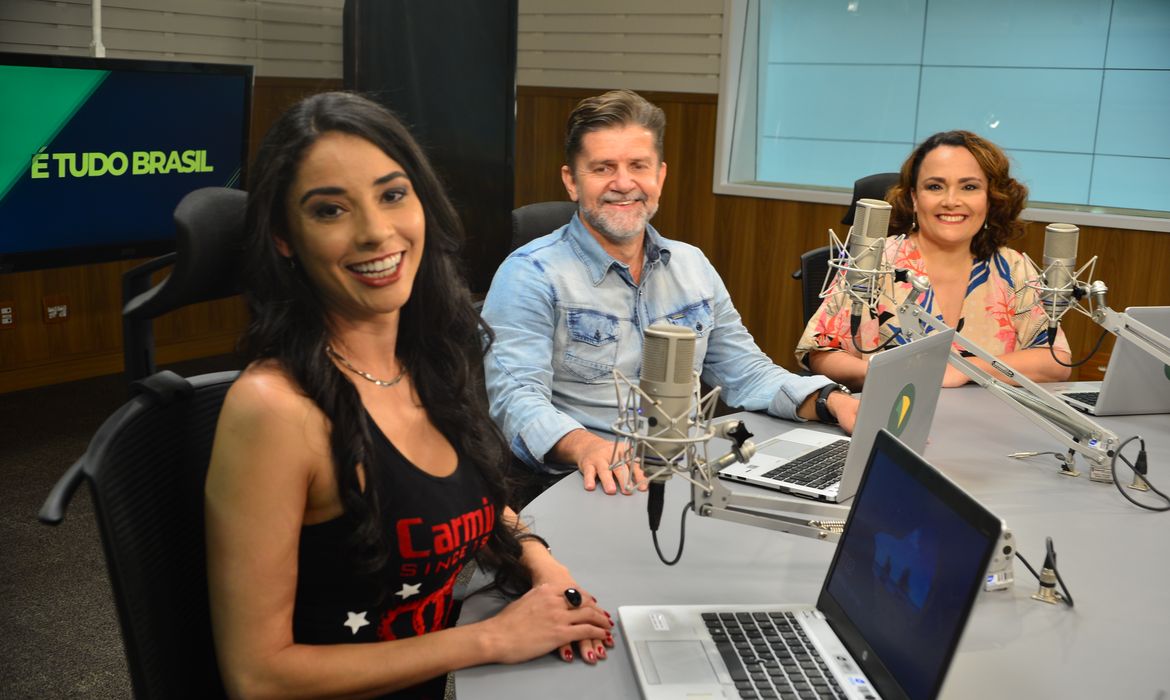 Apresentadores do programa É Tudo Brasil, da Rádio Nacional: Alê Bastos, Marcelo Ferreira e Ana Pimenta.