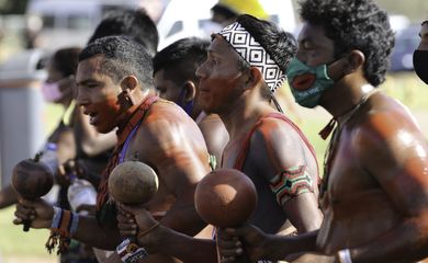 Indígenas descem a esplanada dos ministérios em direção ao STF para a realização de uma vigĺia contra o Marco Temporal