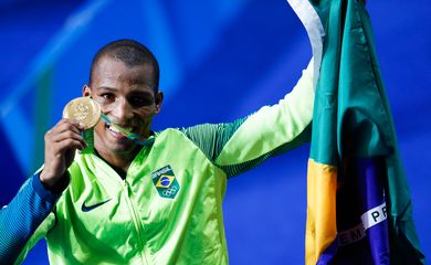 Rio de Janeiro - Por decisão unânime dos juízes, o lutador brasileiro Robson Conceição derrotou o francês Sofiane Oumiha e garantiu o ouro na categoria peso ligeiro, até 60 quilos (Fernando Frazão/Agência Brasil)