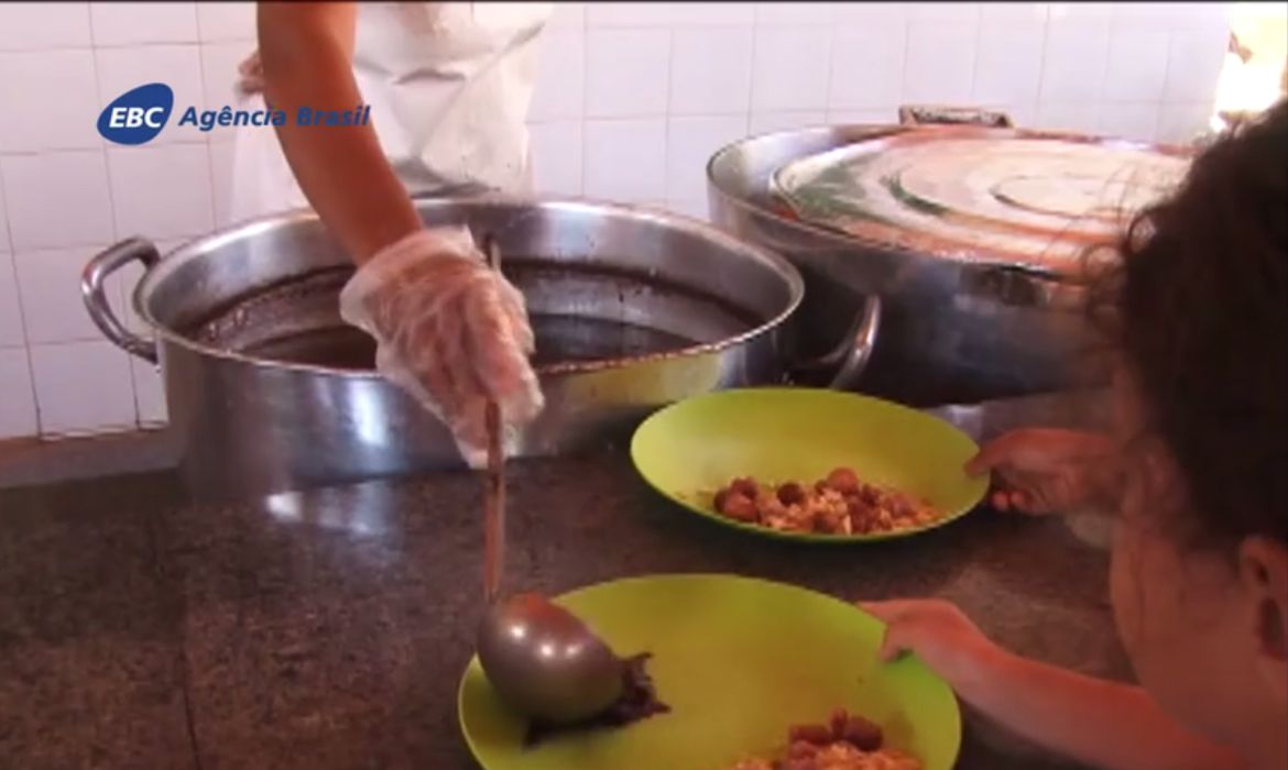 Uma escola de Palmas, no estado do Tocantins, criou um projeto para diminuir o desperdício de comida nas refeições, e a ideia deu certo. Antes, as crianças jogavam em média 14 kg de comida no lixo diariamente e hoje o desperdício foi