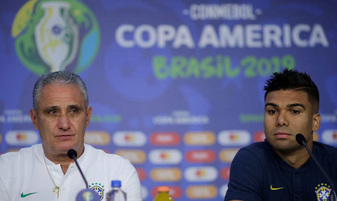 Técnico Tite e volante Casemiro participam de entrevista coletiva na véspera da Copa América 2019.