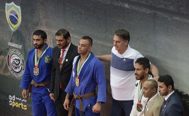 O presidente eleito Jair Bolsonaro entrega medalhas aos vencedores na categoria faixa marrom adulto no Grand Slam de Jiu-Jitsu na Barra da Tijuca, no Rio de Janeiro.
