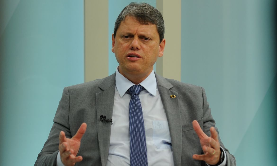 O ministro da Infraestrutura, Tarcísio de Freitas, participa do programa Brasil em Pauta  na TV Brasil
