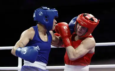 Paris 2024 Olympics - Boxing - Women's 60kg - Semifinal - North Paris Arena, Villepinte, France - August 03, 2024. Kellie Harrington of Ireland in action with Beatriz Iasmin Soares Ferreira of Brazil. Reuters/Peter Cziborra/Proibida reprodução