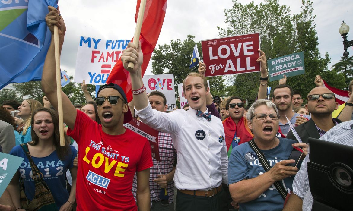 Ativistas dos direitos de homossexuais se concentraram junto ao edifício da Suprema Corte norte-americana para comemorar a decisão que autoriza casamento gay em todo país