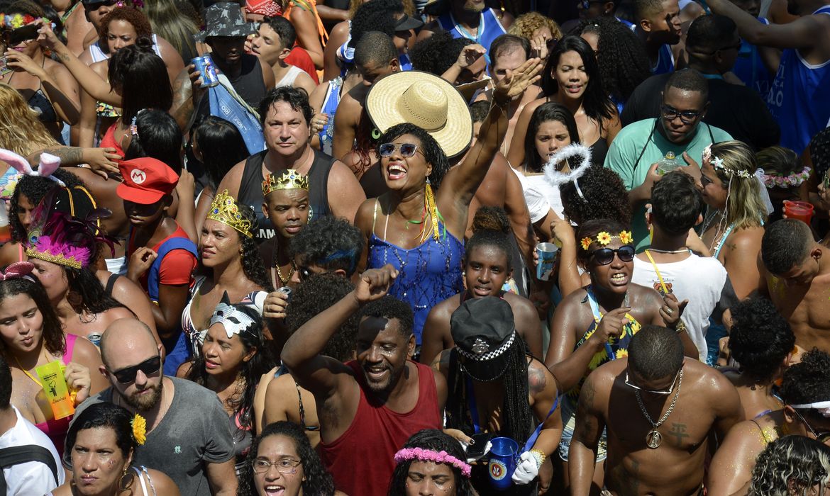 Monobloco arrasta multidão pelo centro do Rio.