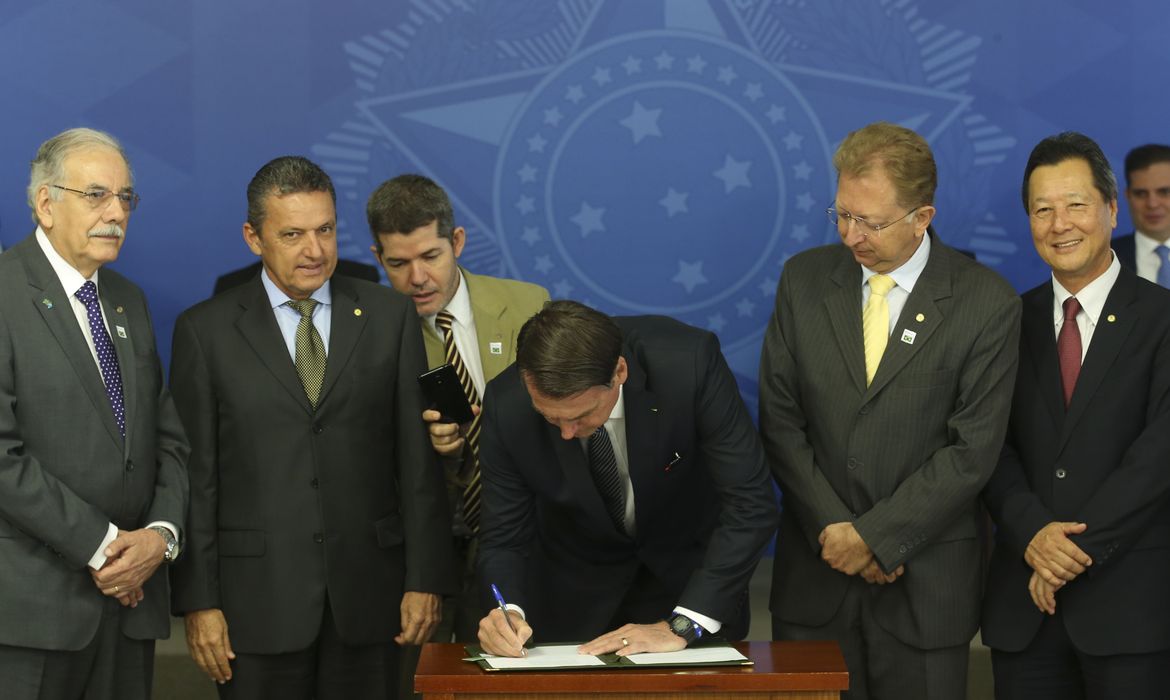  O Presidente Jair Bolsonaro preside a Solenidade de Assinatura do Decreto que revoga o Horário de Verão.